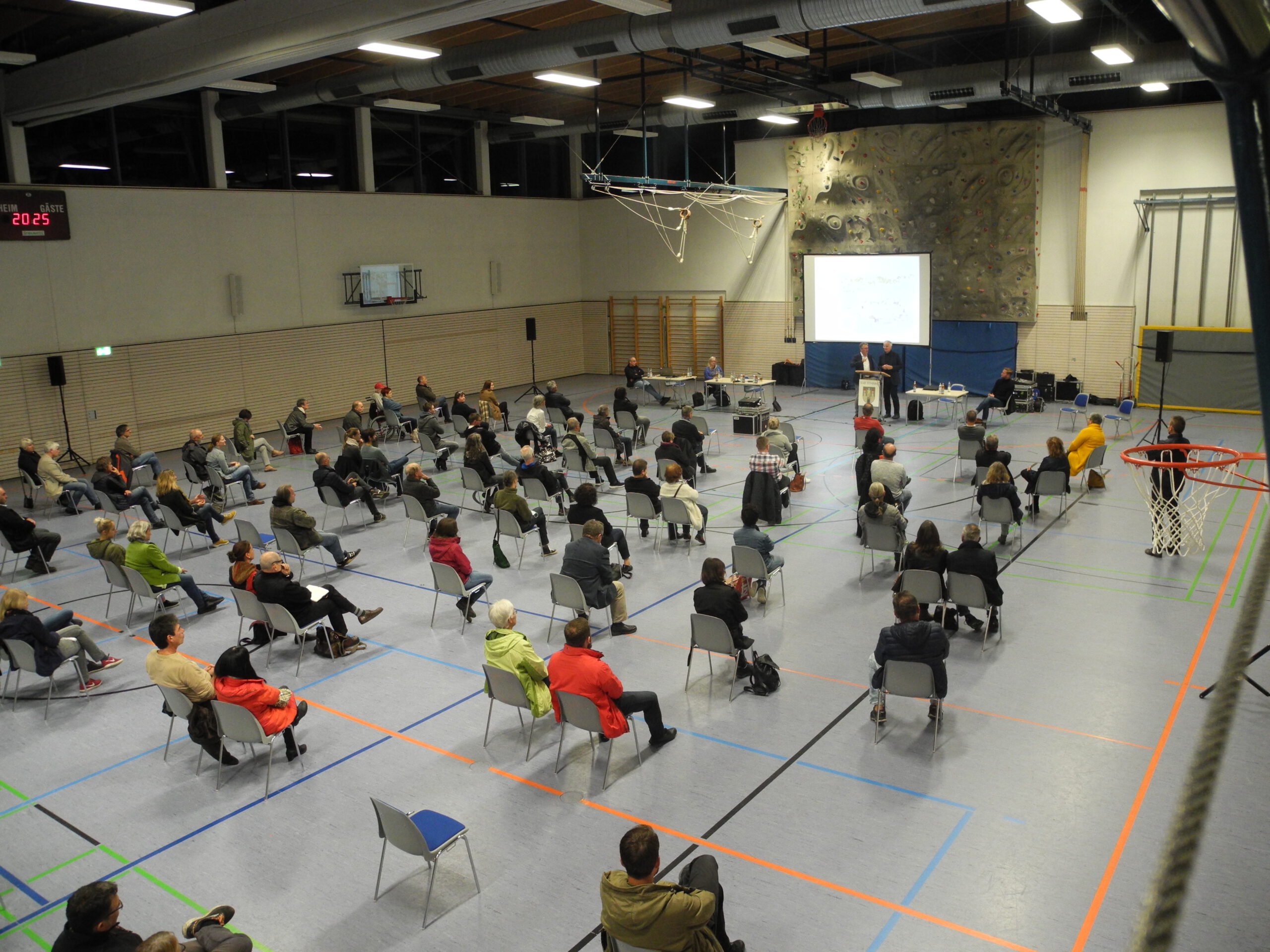 Turnhalle mit vielen Teilnehmern, auf Abstand