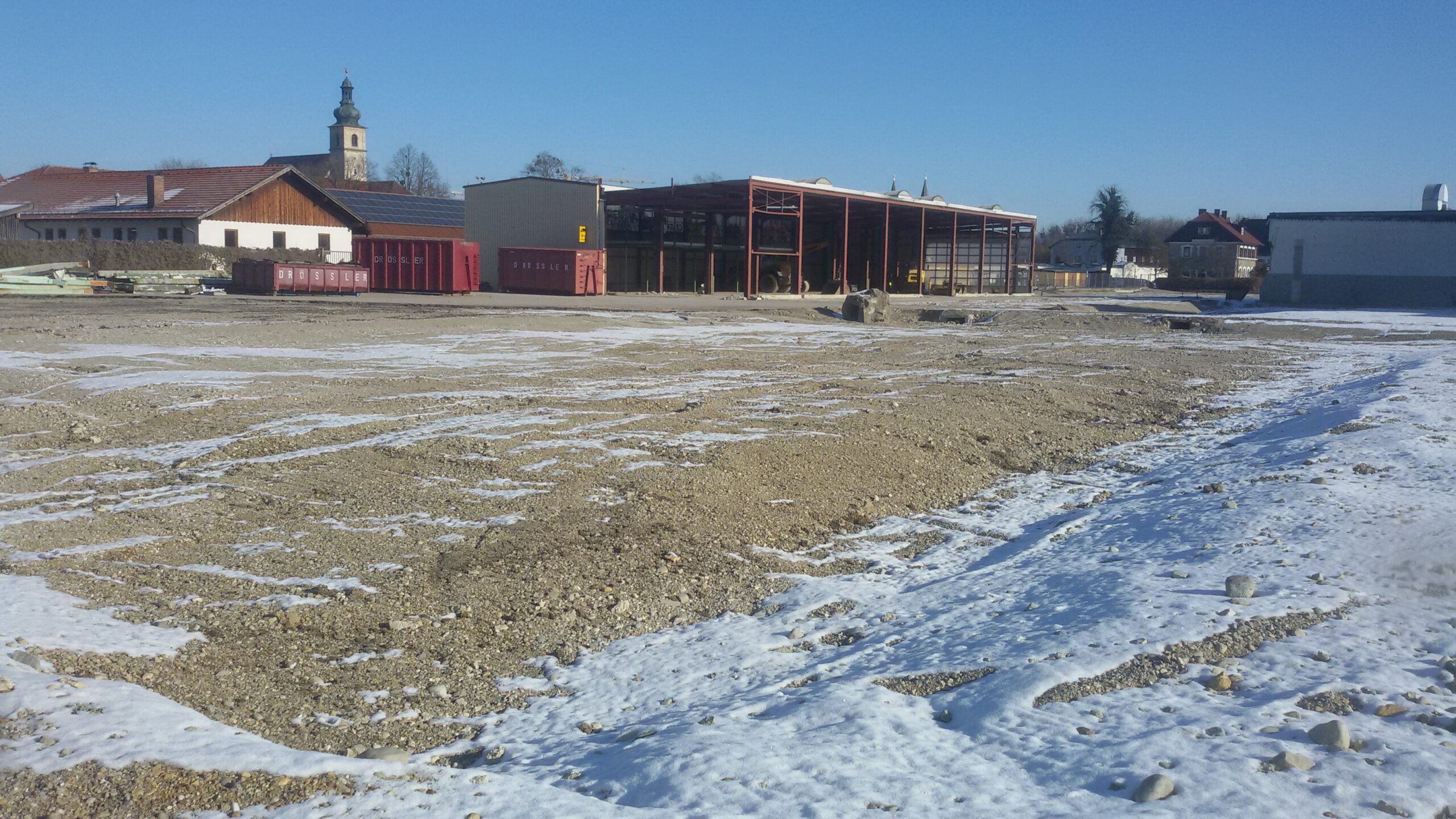 Baufeld mit Schnee und letzter Halle