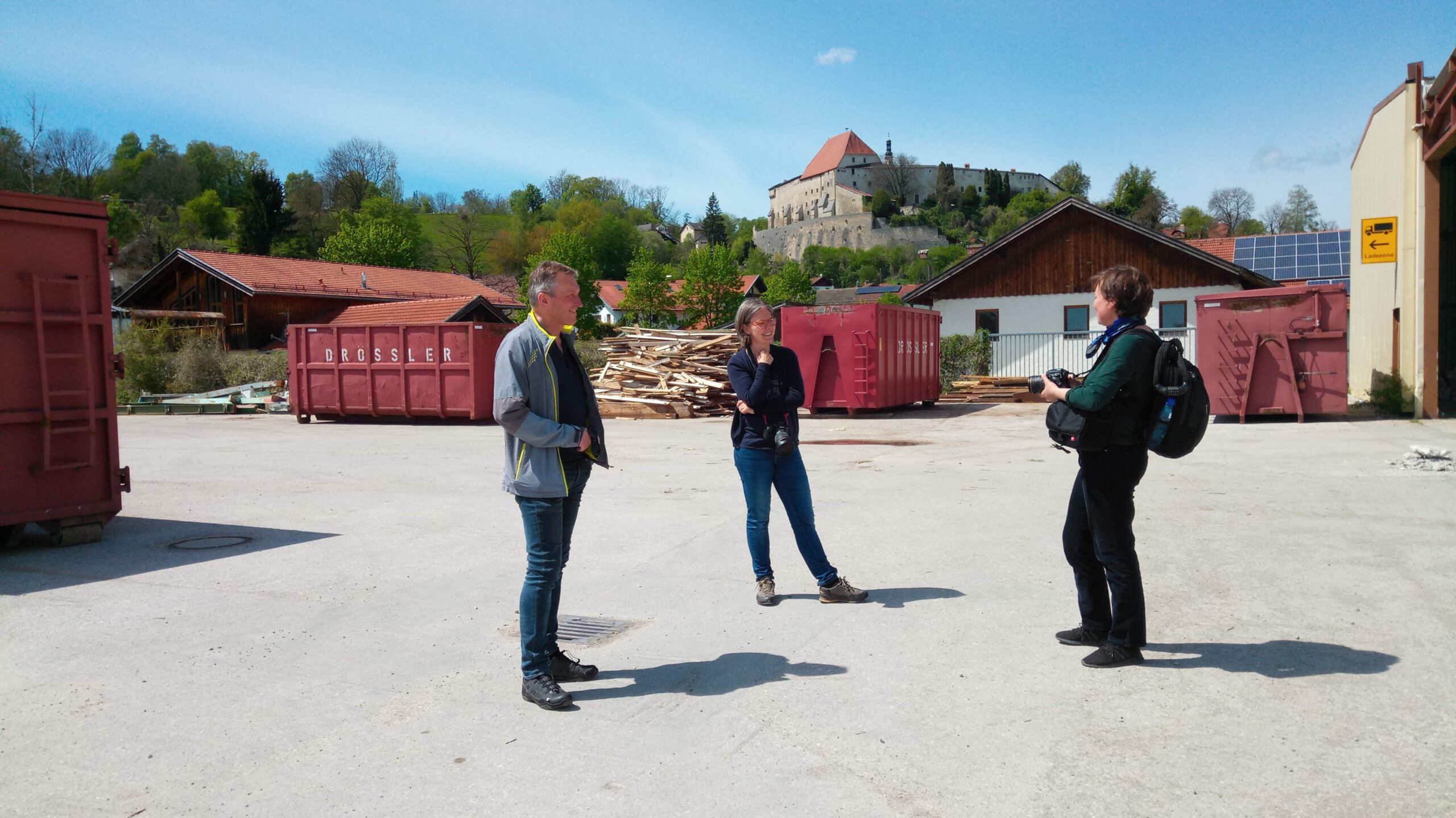 Projektteam zusammen mit Andreas Bratzdrum auf dem Bahnhofsgelände